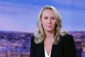 Nepoata lui Jean-Marie Le Pen va concura în alegeri cu mătușa sa Nepoata lui Jean-Marie Le Pen va concura în alegeri cu mătușa sa