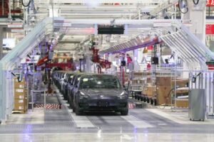 China va introduce licenţe de export la un material cheie pentru producția de mașini electrice