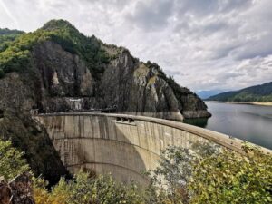 Situație dezastruoasă în România: sute de baraje, diguri și echipamente împotriva inundațiilor sunt vechi de peste 100 de ani