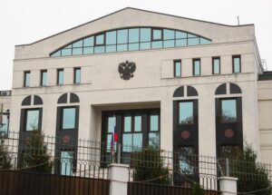 Un ofițer de contrainformații de la ambasada Rusiei în Republica Moldova a fost acuzat de hărțuire sexuală