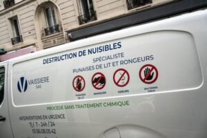 Ploşniţele continuă să invadeze Parisul/ Profesorii de la un liceu infestat cer ,,dreptul de retragere”