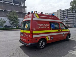 Patru copii au ajuns la spital după ce un tobogan gonflabil s-a răsturnat, în București image-2023-09-5-26510472-41-pompierii-smurd-ambulanta