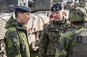 Doi generali de rang înalt ai armatei poloneze și-au dat demisia cu doar câteva zile înaintea alegerilor