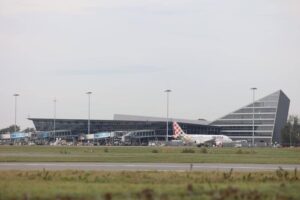 Încă 8 aeroporturi din Franța au fost evacuate din cauza amenințărilor cu bombă