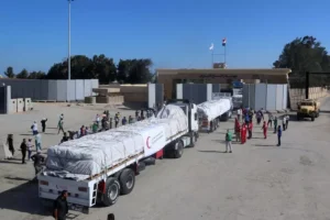 „Ordinea socială se destramă” în Gaza: Mii de oameni „disperați” pătrund în depozitele de ajutoare image-2023-10-21-26623115-41-camioane-ajutoare-pentru-gaza-granita-rafah-egiptul (1)