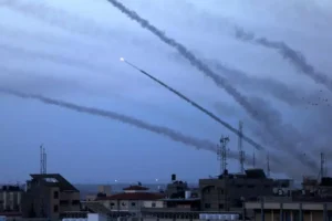 Atac surpriză al Hamas asupra Israelului: Un număr enorm de rachete au fost trase din Fâșia Gaza, luptători înarmați au trecut gardul de separare / Armata israeliană a intrat în stare de război și a convocat rezerviștii image-2023-10-7-26588966-41-zeci-rachete-fost-trase-dinspre-fasia-gaza-spre-israel