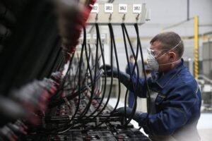 România - o radiografie economică. De unde pornim și cum facem să nu rămânem în afara marilor schimbări care au loc în jurul nostru image-2023-06-19-26344387-41-intr-fabrica-baterii-electrice
