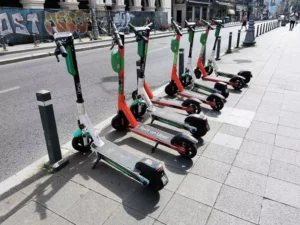 Noi reguli în folosirea trotinetelor: vârsta minimă de 16 ani și asigurare obligatorie