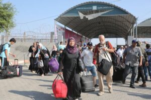 Peste 100 de români evacuați din Fâșia Gaza vor fi aduși în țară de la Cairo Peste 100 de români evacuați din Fâșia Gaza vor fi aduși în țară de la Cairo