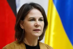 Germania promite ajutor Kievului în continuare. „Putin vrea distrugă Ucraina şi de aceea noi o vom sprijini atât timp cât este nevoie” image-2022-05-12-25553406-41-annalena-baerbock-kiev