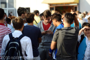 image-2022-11-20-25914096-41-elevi-curtea-scolii