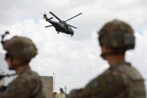 SUA a efectuat luni seară lovituri aeriene asupra a trei instalaţii folosite de Kataib Hezbollah şi „grupuri afiliate” cu sediul în Irak SUA a efectuat luni seară lovituri aeriene asupra a trei instalaţii folosite de Kataib Hezbollah şi „grupuri afiliate” cu sediul în Irak