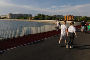 image-2023-05-13-26264483-41-oameni-plimbare