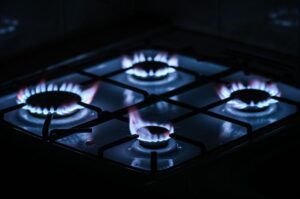 Odată cu iarna a scăzut și prețul gazelor pe piețele europene/ În România, prețurile rămân plafonate