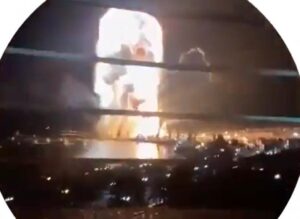 Ucraina anunță că a lovit nava de asalt amfibiu Novocherkask, staționată în portul Feodosia din Crimeea. Imagini cu momentul exploziei image-2023-12-26-26780709-41-explozie-portul-feodosia-din-crimeea