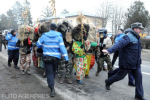 image-2023-12-30-26789924-41-cetele-mascati-ruginoasa-iasi-impiedicate-jandarmi-lupte-intre-ele-cadrul-traditionalei-batai-anul-nou