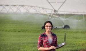 irigatii-fermier-femeie-dreamstime