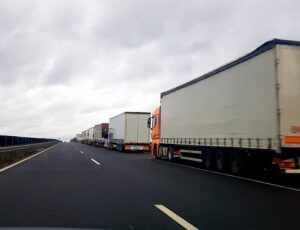 Zeci de camioane internaționale cu destinația Austria sunt oprite în Bulgaria la granița cu România Zeci de camioane internaționale cu destinația Austria sunt oprite în Bulgaria la granița cu România