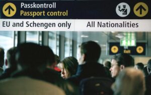 Cât de pregătită este România pentru „Air Schengen”? Situația la zi a aeroporturilor image-2022-12-13-25963902-41-control-pasapoarte-aeroport (1)