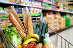 Sute de produse alimentare s-au scumpit de la 1 ianuarie 2024, după ce Guvernul Ciolacu a mărit TVA / Ce găsim în listă image-2023-04-13-26203418-41-cos-cumparaturi-supermarket