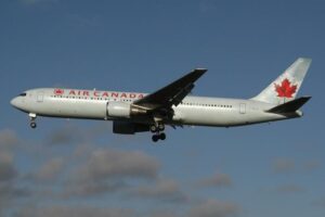 Incident ciudat la zborul companiei Air Canada: un pasager a deschis o ușă și a căzut pe pistă