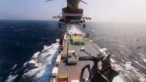 O navă cargo americană a fost lovită de o rachetă lansată de rebelii Houthi O navă cargo americană a fost lovită de o rachetă lansată de rebelii Houthi