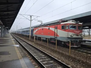 CFR Călători emite de la 1 ianuarie abonamentele săptămânale şi lunare exclusiv în format digital image-2023-12-15-26757869-41-tren-intercity