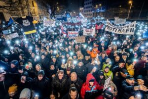 Zeci de mii de persoane protestează în Slovacia împotriva reducerii pedepselor pentru corupție/ Critici din partea UE