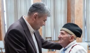Exercițiu de imagine al premierului Ciolacu, care s-a întâlnit cu un țăran din Vrancea