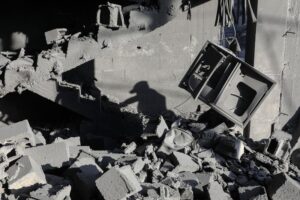 Israel și-a intensificat bombardamentele asupra Fâșiei Gaza/Ce va face Hezbollah după uciderea lui Arouri?