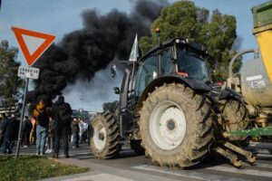 Protestele fermierilor se extind în UE: Fermierii francezi continuă să blocheze autostrăzile/Spaniolii au anunțat că și ei vor protesta
