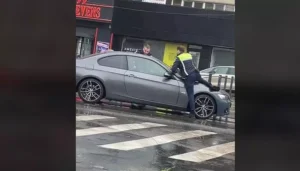 Un polițist s-a suit pe capota unei mașini și a folosit arma pentru a prinde un șofer care a refuzat să oprească, în București image-2024-01-7-26805221-41-sofer-prins-forte-politistii-din-bucursti