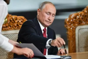 Vladimir Putin i-a oferit un grad special directorului adjunct al penitenciarelor rusești după moartea lui Navalnîi Vladimir Putin i-a oferit un grad special directorului adjunct al penitenciarelor rusești după moartea lui Navalnîi
