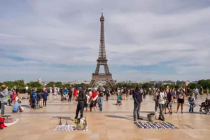 Turnul Eiffel a fost închis, motivul fiind  greva angajaților