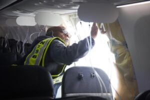 Incidentul de la Alaska Airlines: Patru șuruburi de la ușa unui avion Boeing lipseau