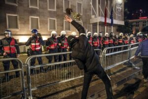 Manifestanţi ai opoziţiei din Albania au aruncat cu sticle incendiare asupra clădirii Guvernului