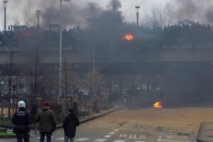 Haos în Bruxelles: fermierii furioși au paralizat circulația cu zeci de tractoare, au dat foc la cauciuri și baloți de paie