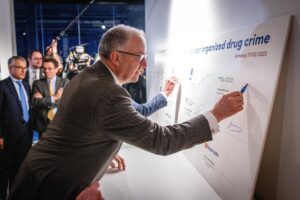 Primarul Rotterdamului cere măsuri mai ferme împotriva traficului și consumului de droguri