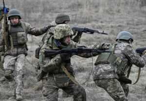 Doar un sfert din cei un milion de ucraineni mobilizaţi sunt desfășurați pe front. Noul șef al armatei ucrainene, Olesksandr Sîrski, ar urma să facă un audit - Podoliak image-2024-02-4-26876319-41-soldati-ucraineni