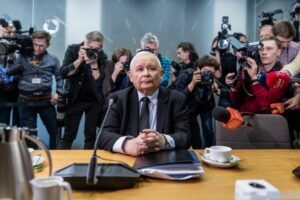 Jaroslaw Kaczynski, omul din spatele puterii timp de 8 ani, a fost audiat de parlamentul polonez în scandalul Pegasus Jaroslaw Kaczynski, omul din spatele puterii timp de 8 ani, a fost audiat de parlamentul polonez în scandalul Pegasus