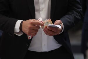 Persoanele fizice și fondurile de pensii plătesc 8%, iar fondurile de investiții nu plătesc nimic