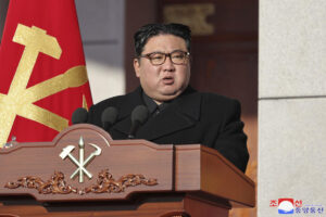 Kim Jong Un a inspectat o unitate de tancuri care a invadat Seulul în timpul războiului. A mers la cantină şi a cerut "aprovizionarea regulată şi la timp cu carne şi legume"