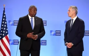 Șeful Pentagonului sosește marți în Europa pentru a convinge aliații că SUA încă sprijină Ucraina