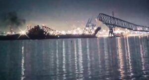 Podul Francis Scott Key Bridge s-a prăbușit marți după ce a fost lovit de o navă de containere Podul Francis Scott Key Bridge s-a prăbușit marți după ce a fost lovit de o navă de containere