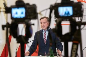 Polonia: Percheziții la locuințele unor foștri miniștri ai PiS într-un dosar de deturnare de fonduri