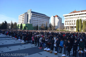 Sfințirea bucatelor cu ocazia Paștelui Catolic, la Miercurea Ciuc image-2024-03-31-27018572-41-cateva-mii-persoane-participat-centrul-municipiului-miercurea-ciuc-traditionalul-ceremonial-sfintire-bucatelor-ocazia-pastelui-catolic