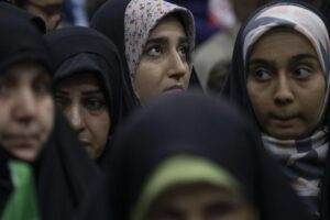 Autorităţile iraniene impun în prezent o „supraveghere generalizată” a femeilor în spaţiile publice