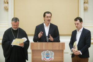 Vasile Bănescu, purtătorul de cuvânt al BOR, compară Moscova lui Putin cu Berlinul lui Hitler, după cazul preotului-regizor fotografiat cu Zaharova 5F62C4D7-3979-4C1E-B297-6553AFDE0E4F
