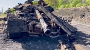 Încă un tanc rusesc de 5 milioane de dolari a fost distrus de ucraineni cu o grenadă de mână