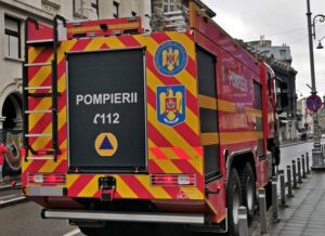 Incendiu la un bloc din București. Locatari evacuaţi cu autoscara de către pompieri / Patru persoane transportate la spital image-2024-03-12-26969147-41-masina-pompieri